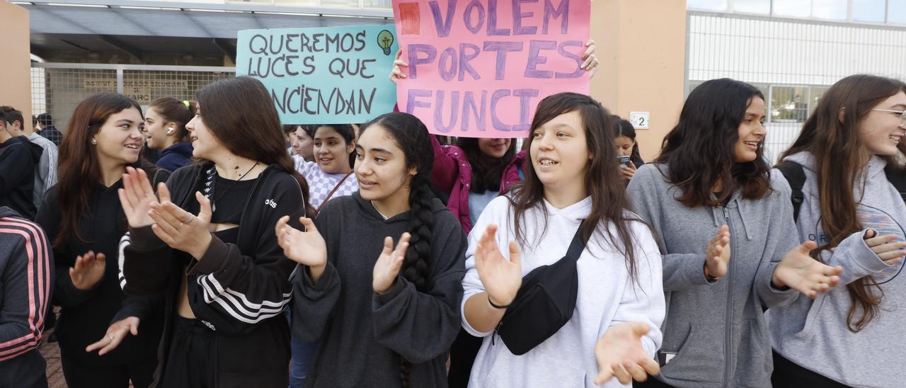 Varios alumnos, con pancartas durante la concentración, ayer, en la puerta del instituto.