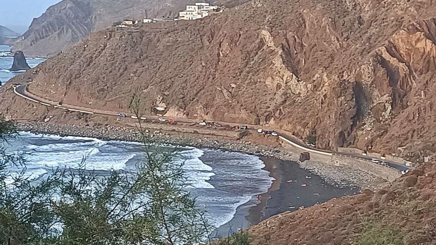 Playa de Almáciga, hora y media antes de cerrarse ayer los aparcamientos. | | E.D.