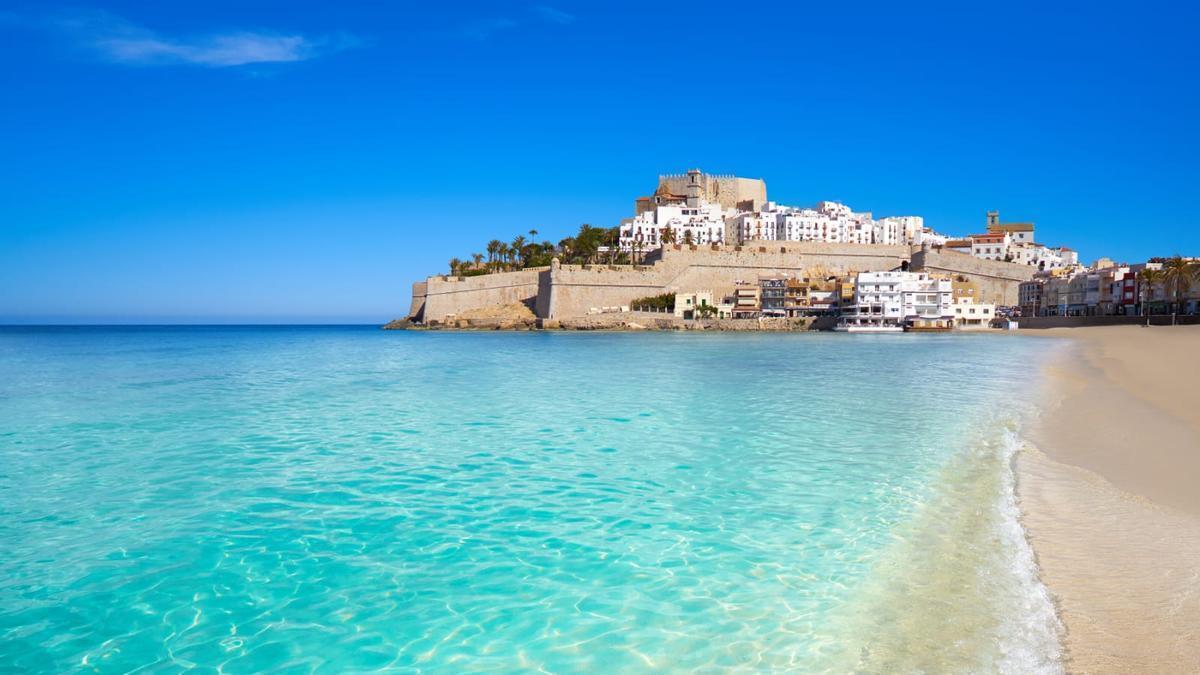 Vista de Peñíscola y su castillo desde la playa