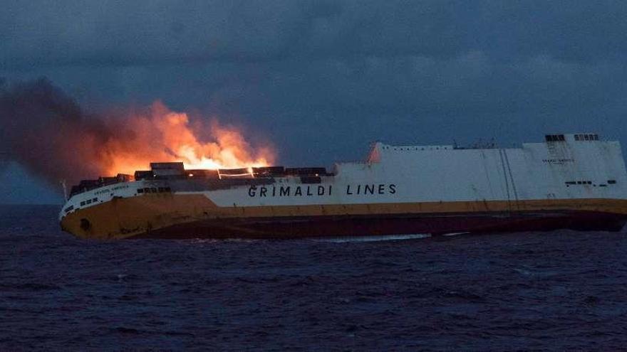 Un buque ro-ro se incendia en el golfo de Vizcaya