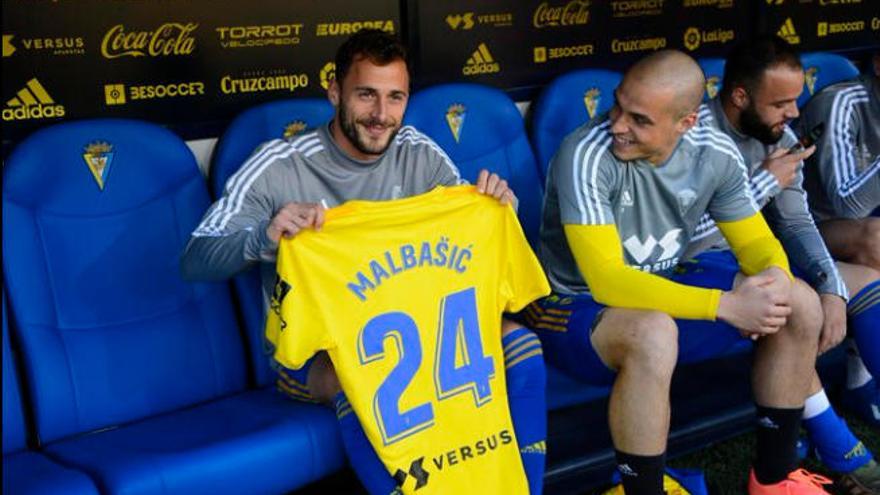 Malbasic, con el 24 en el banquillo del Cádiz