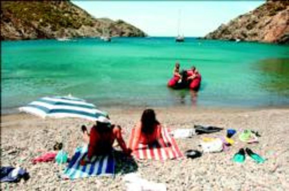 David Vidal i la seva dona Beatriz Gayete observen les nenes Anna i Laura a cala Tavellera, el 31 de juliol. David Vidal i la seva dona Beatriz Gayete observen les nenes Anna i Laura a cala Tavellera, el 31 de juliol.