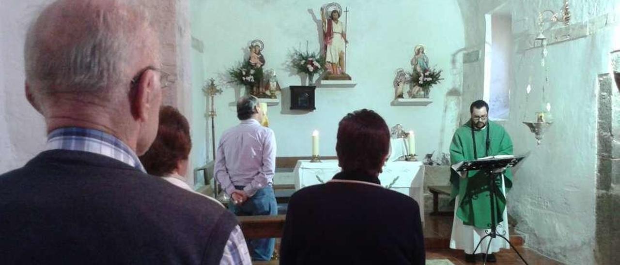 César Acuña, a la derecha, junto a Candela Pidal, Camila Ramón, Jana Sobero, Rosa María Bustillo, Ceferino Ibarlucea, Aurora Caso y José Cosío, feligreses de Trescares.