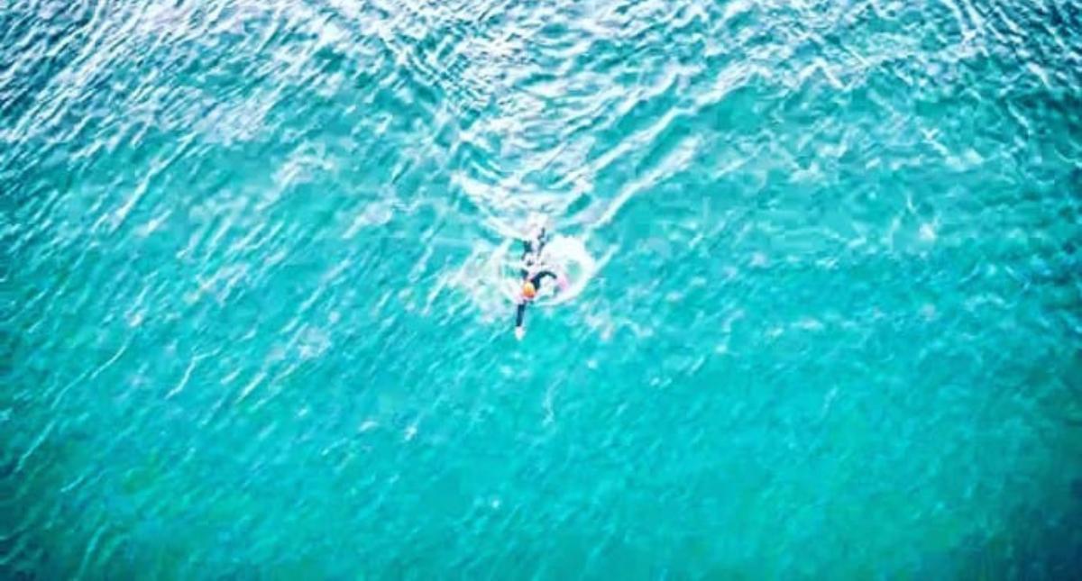 Plano de drón de Lorente en el mar
