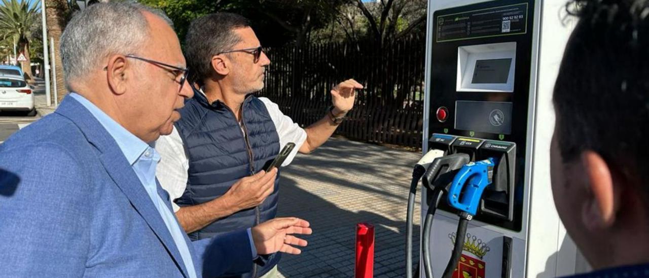 Casimiro Curbelo ante una de las estaciones de recarga junto al Parque de la Torre del Conde. | | E.D.