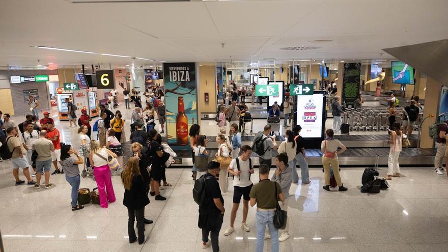 El Govern, &quot;partidario&quot; de limitar la entrada de turistas en los aeropuertos de Baleares en temporada alta