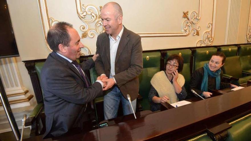 Javier Dios (centro) antes del inicio del pleno de ayer en la Diputación. // Gustavo Santos