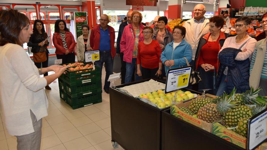 Los participantes en la actividad desarrollada esta mañana en un supermercado de Mos. / FdV