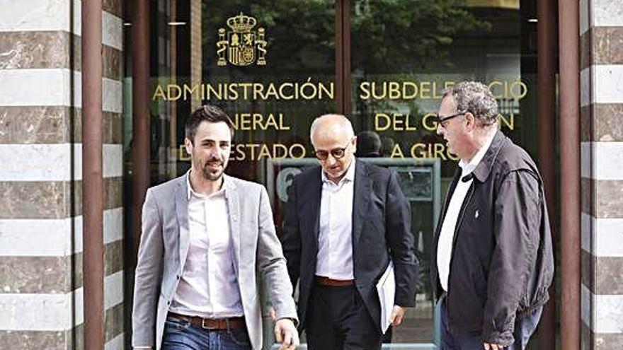 D&#039;esquerra a dreta, l&#039;alcalde, Marc Puigtió, l&#039;advocat Antoni Quintana i l&#039;historiador Narcís Castells.