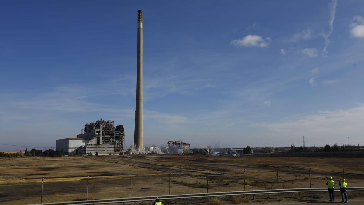 Así ha sido la demolición de la chimenea de Teruel