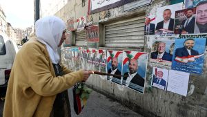 Una mujer mira los carteles electorales de candidatos a las municipales, el pasado 18 de mayo en Beirut.