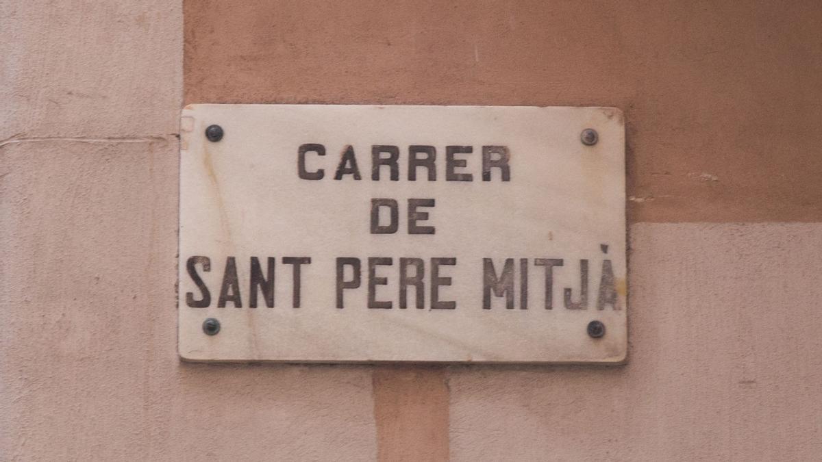 Calle de Sant Pere Mitjà. Tres calles se disputaban antaño el nombre del primer Papa cristiano. El caso se resolvió salomónicamente. Se repartió el santo en tres partes.