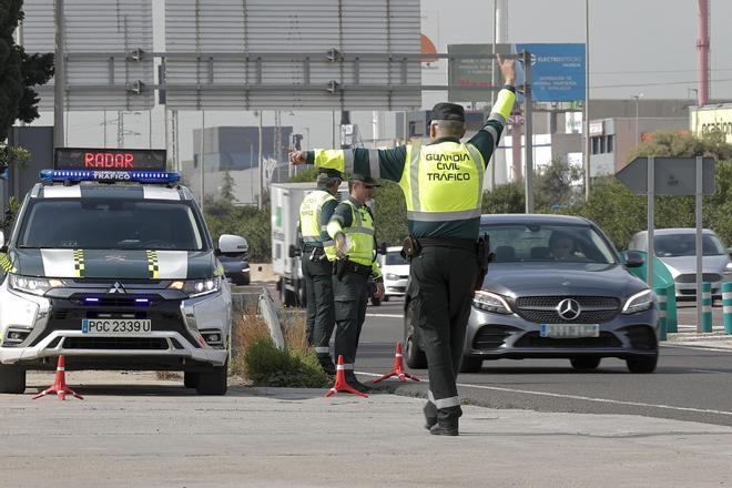 Una patrulla de la Guardia Civil realiza un control en una carretera.