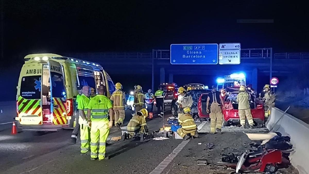 Els sistemes d'emergències treballant en l'accident aquesta matinada