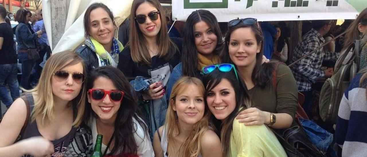 Rocío Vidal, con gafas de sol de color rojo, junto a sus amigas en el primer sábado de la Magdalena de 2015.