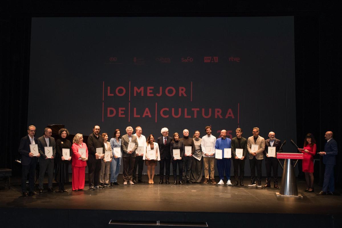 Foto de familia con todas las Insignias Culturales, ayer, en el escenario del Palacio de Festivales de Santander