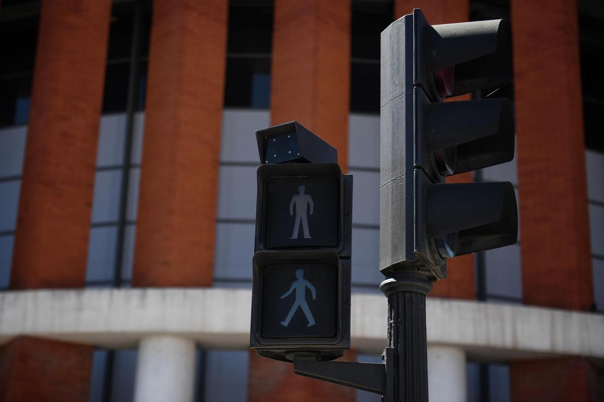 Imagen de archivo de un semáforo apagado durante un apagón