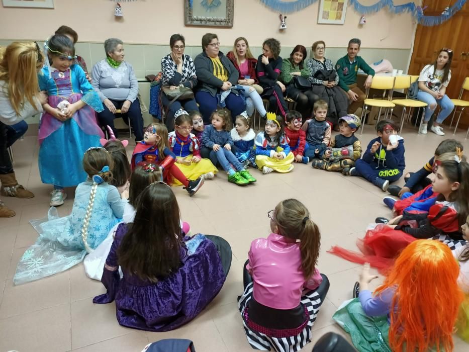 Taller de "pintacaras" en el carnaval de Fermosell