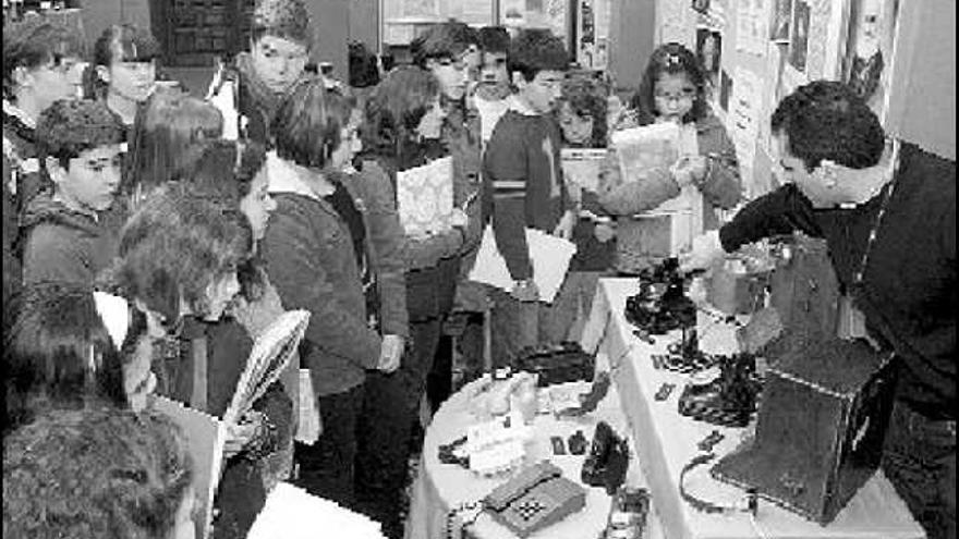 Felipe Martínez, de Telefónica, guía a los alumnos por la exposición.