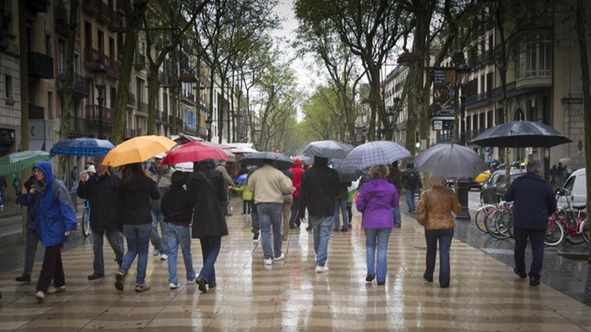 Día de lluvia en la Rambla de Barcelona, en abril del 2012.