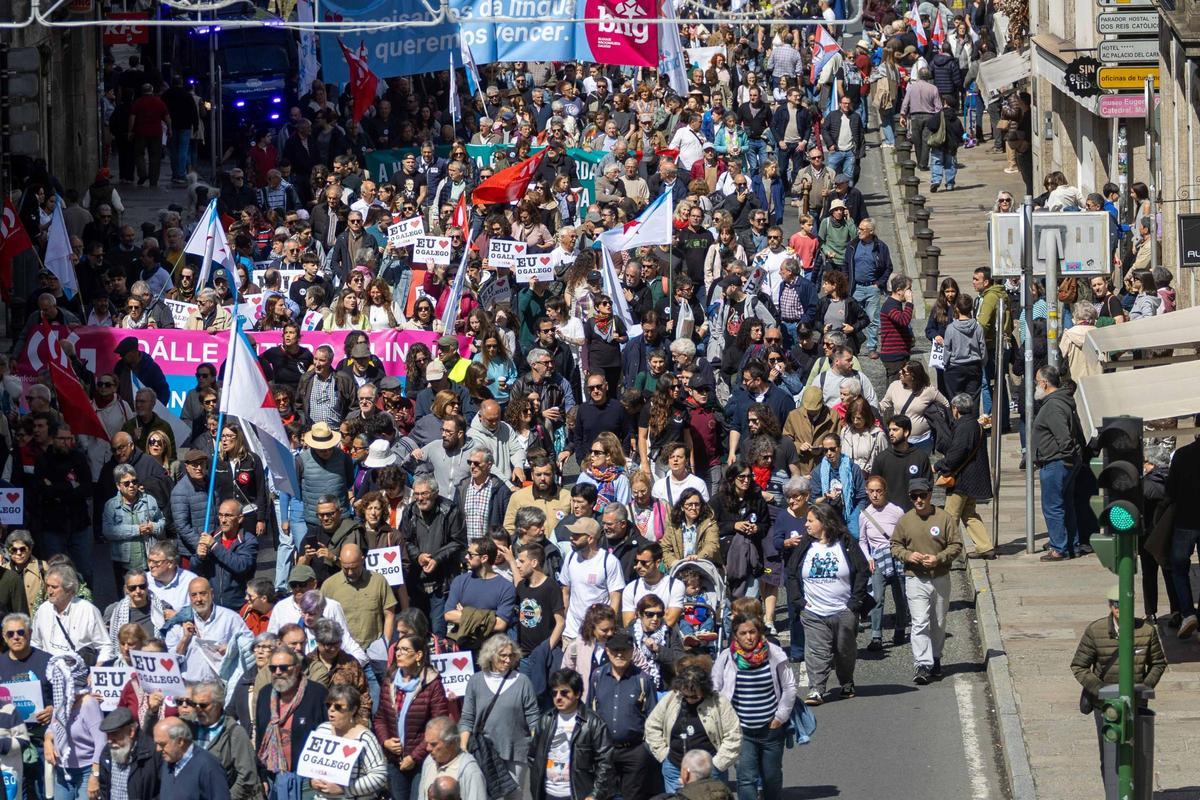 O galego inunda Santiago nun 17 de maio de reivindicación e festa: "Begoña Caamaño tería estado aquí con nós"