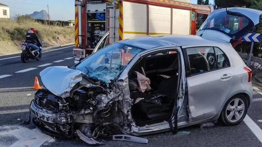 Tres heridos leves en un choque frontal de dos coches en el tramo de la N-332 entre Benissa y Calp