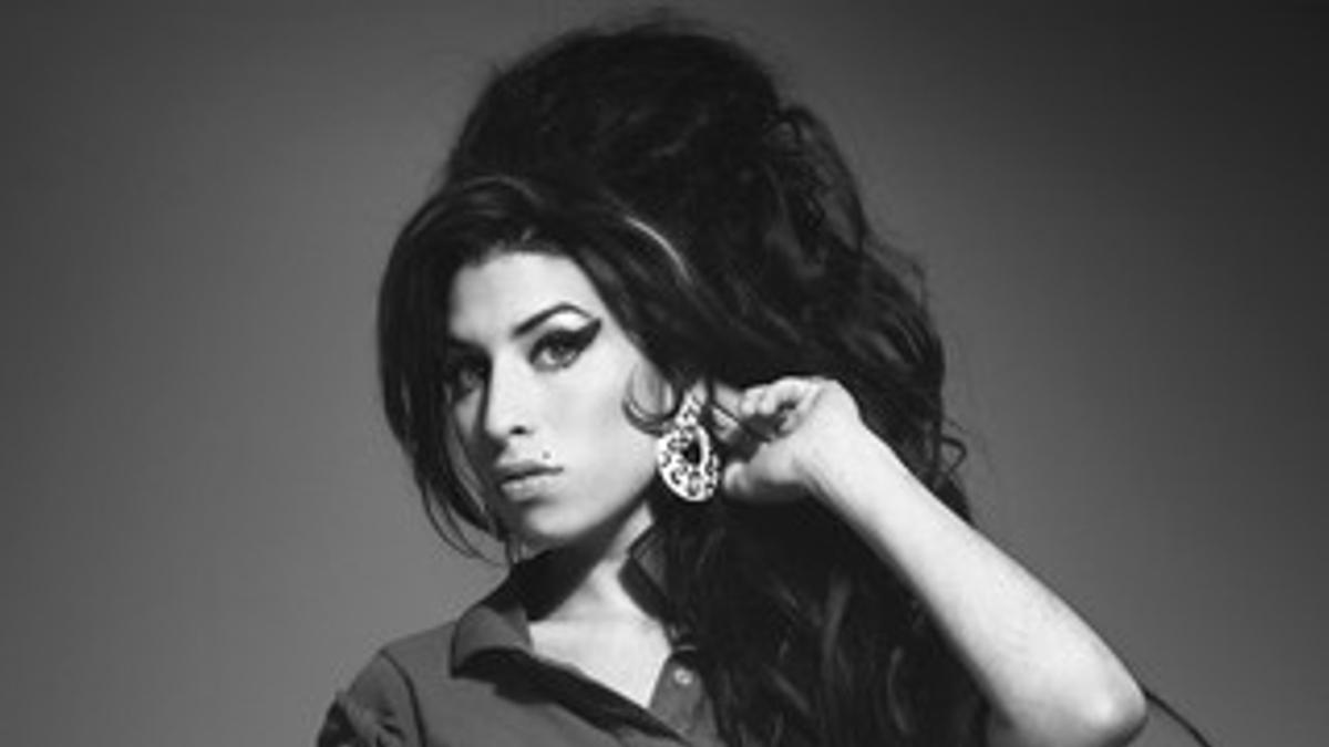 Amy Winehouse en un posado solidario.