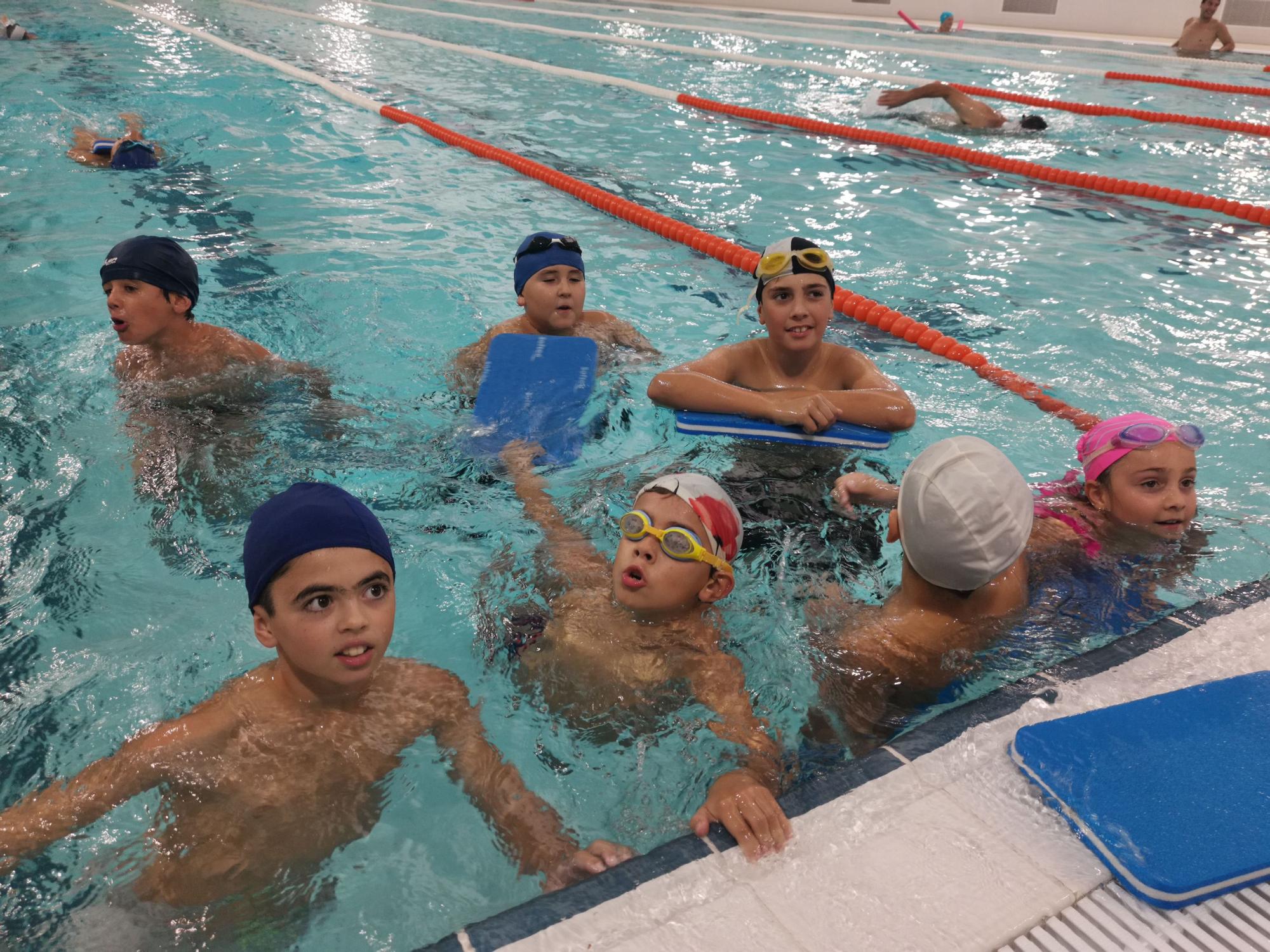 Inicio de los cursos de natación en la piscina de As Lagoas, en Bueu