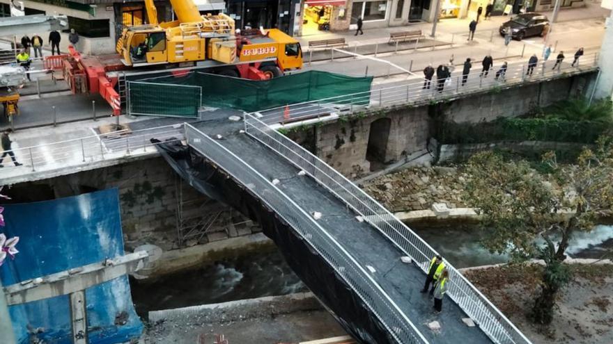 Obras de retirada de la antigua pasarela sobre el Gafos.   | // G. SANTOS