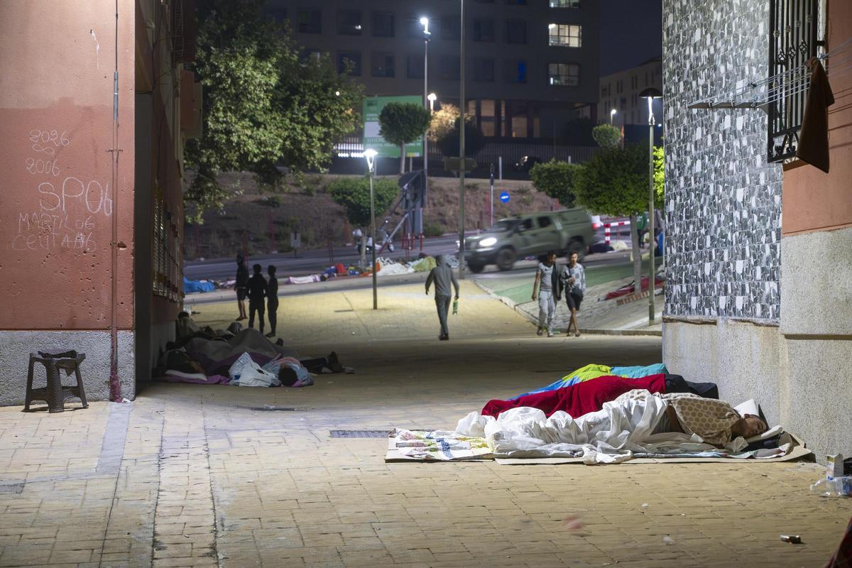 Decenas de migrantes siguen durmiendo en los alrededores de Loma Colmenar (Ceuta) Decenas de migrantes siguen durmiendo en los alrededores de Loma Colmenar (Ceuta)