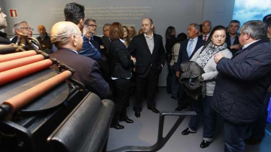 Público arremolinado ayer en una de las salas del Museo de la Historia Urbana de Avilés, durante la inauguración oficial.