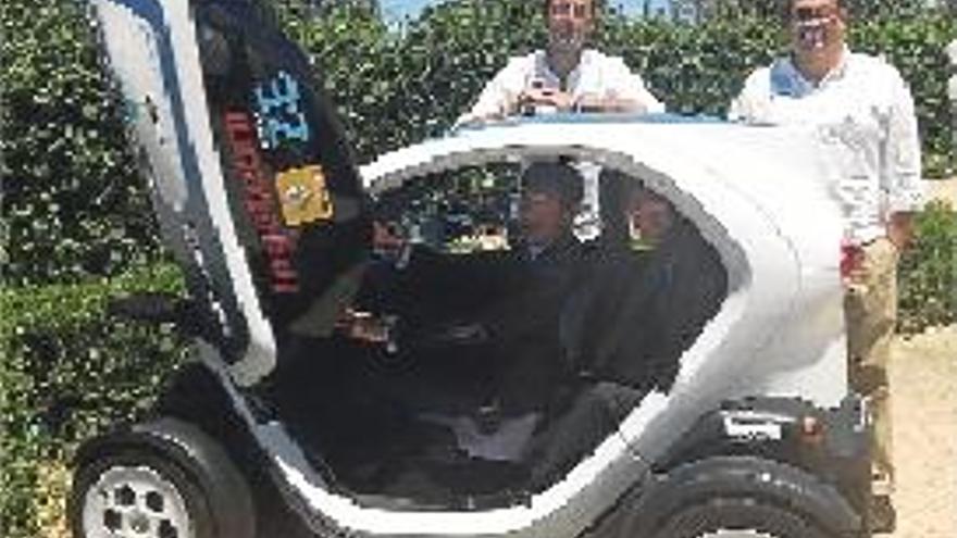 El alcalde conoció en Cáceres el vehículo.