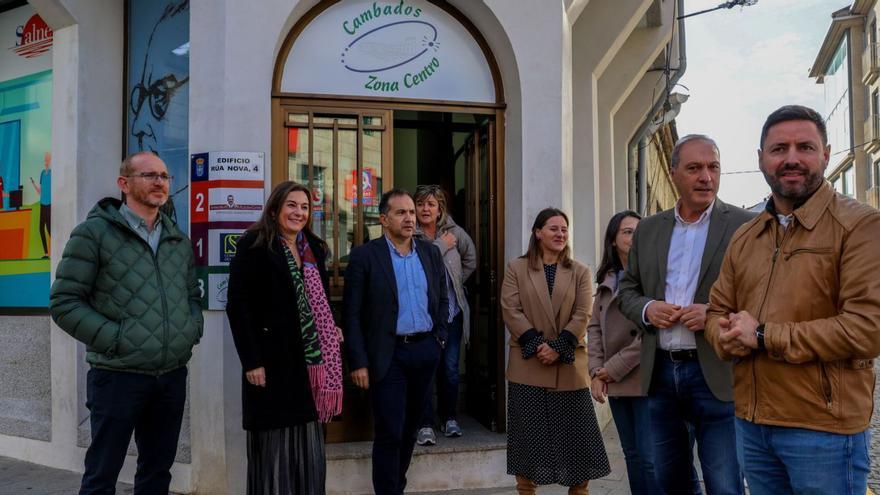 Agustín Reguera, delegado territorial, y el alcalde Samuel Lago visitaron la sede cambadesa. | I.A.