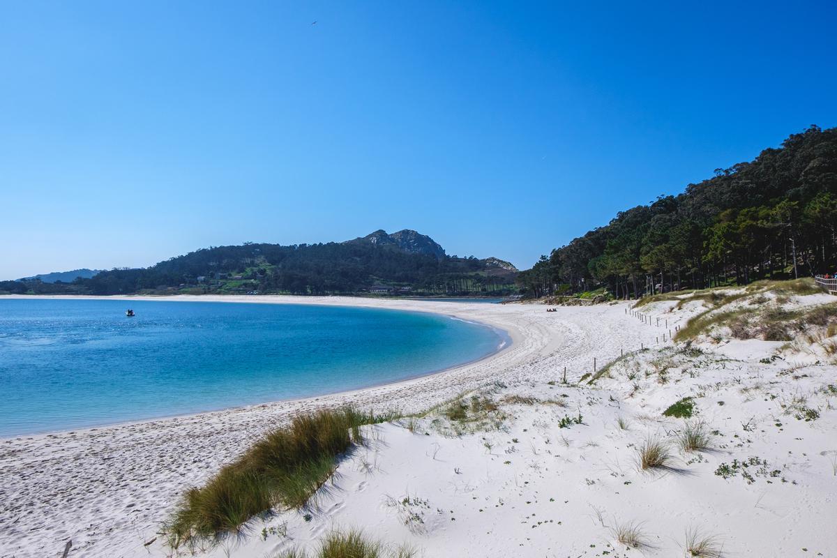 La arena fina y suave de la playa de Rodas en las islas Cíes gallegas