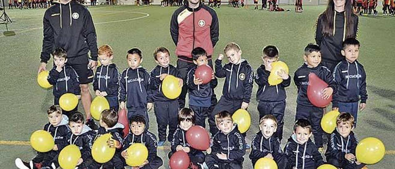 Imagen de un grupo de la escuela de fútbol del Sporting Ciutat de Palma, que se presentó el pasado lunes en el Miquel Nadal.