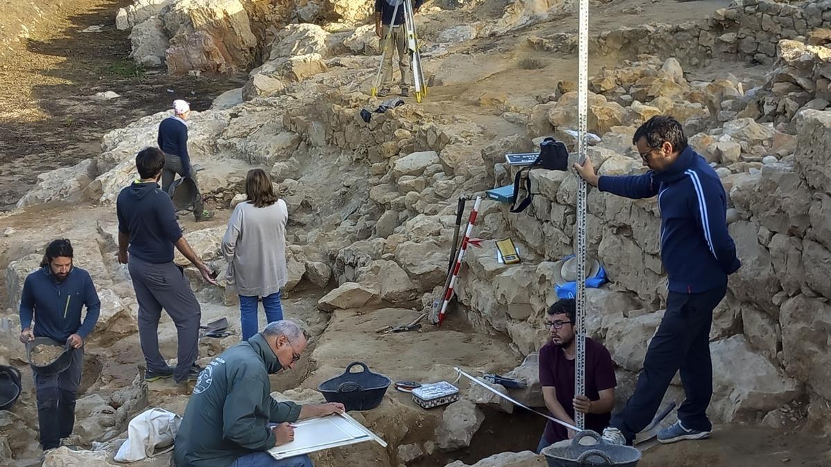 Treballs d’excavació a l’àrea del barri portuari de la ciutat grega d’Empòrion.