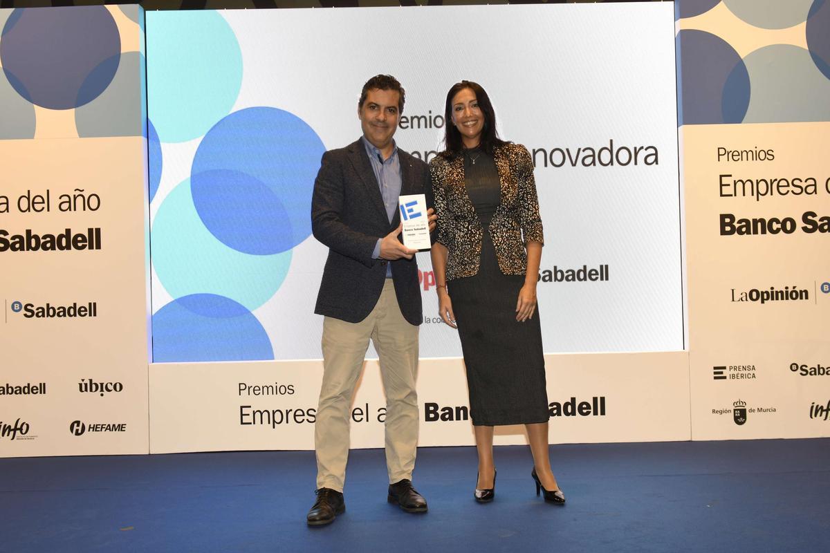 Teresa Cobo, Client Management y responsable comercial de Úbico, entrega el premio a Javier Pita.