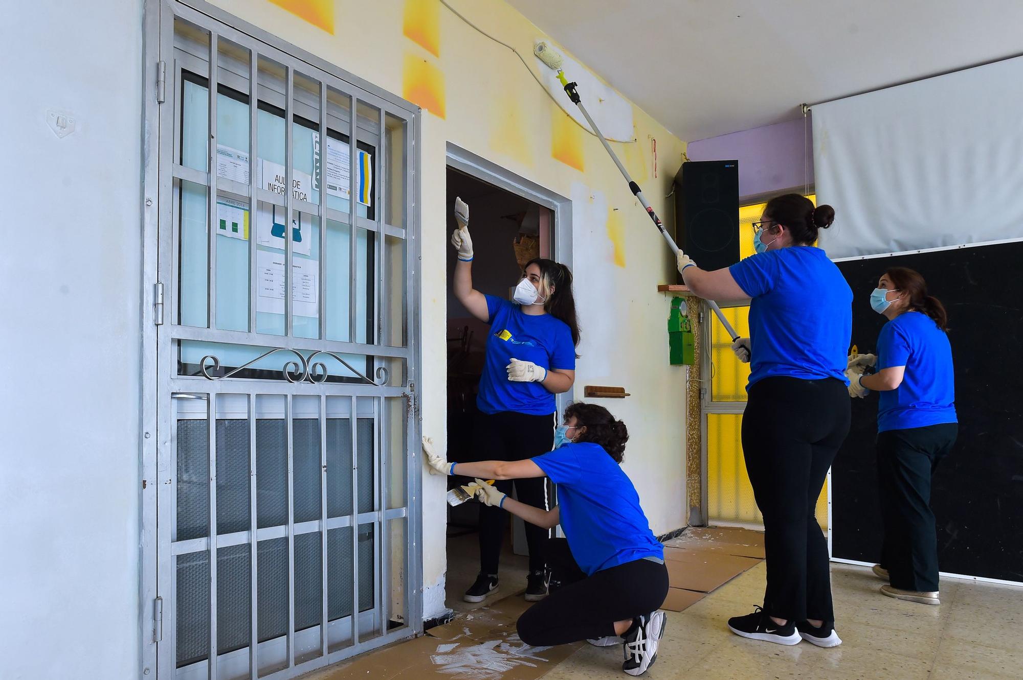 Alumnos de la ULPGC participan en las tareas de limpieza y embellecimiento en El Risco