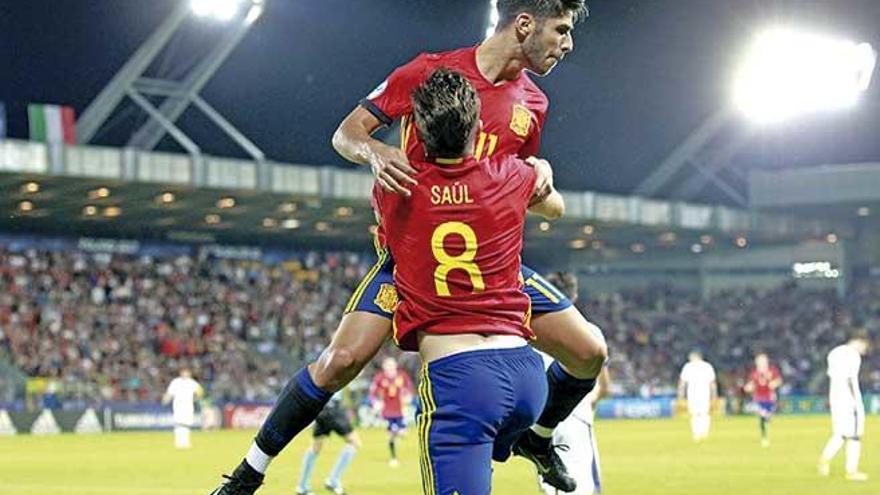 Marco Asensio celebra junto a Saúl Níguez uno de los tantos conseguidos por el centrocampista de la sub´21 en el último partido de España ante Italia.