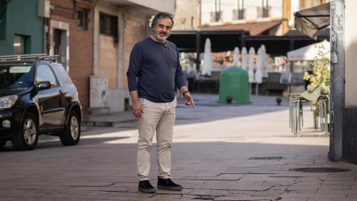 Berros, señalando una zona con deterioro de baldosas en el casco antiguo de la Pola.