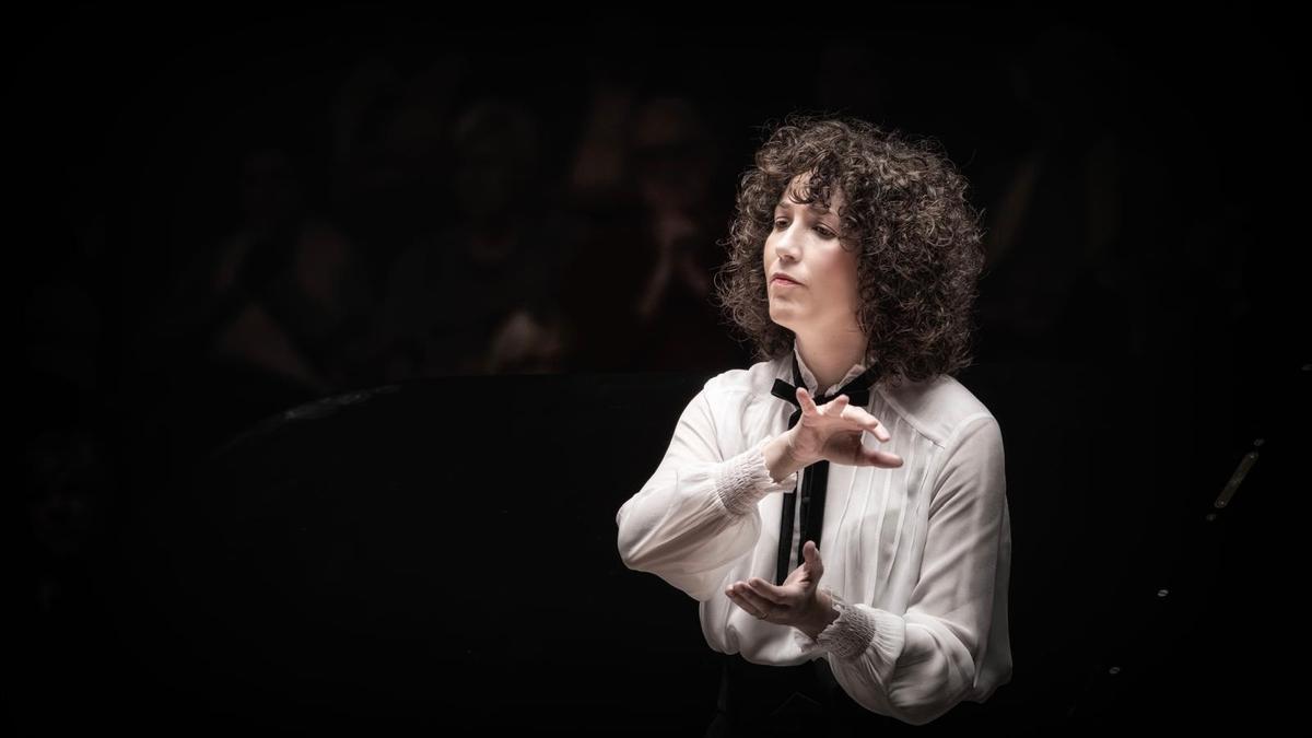 La maestra Beatriz Fernández al frente de la ROSS.