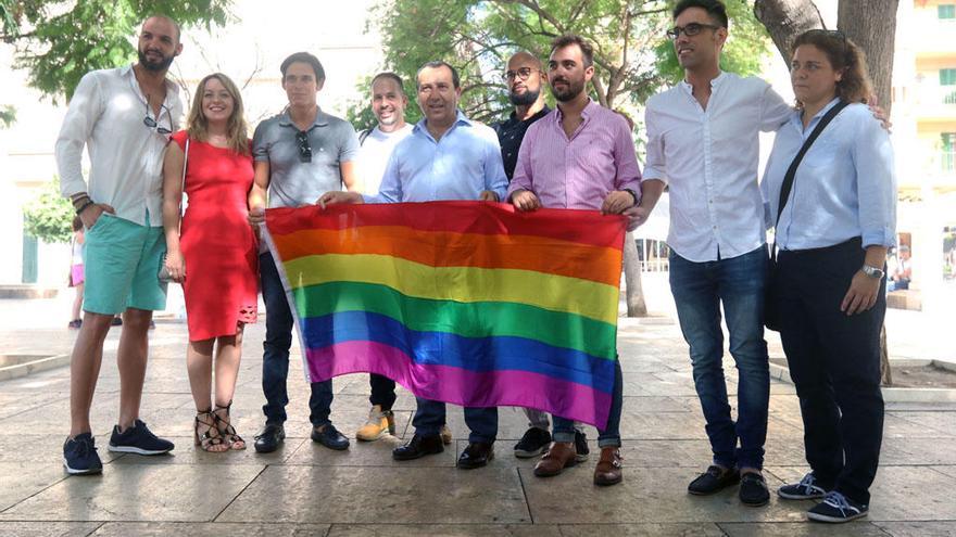 Ruiz Espejo, junto con representantes del colectivo LGTBI.