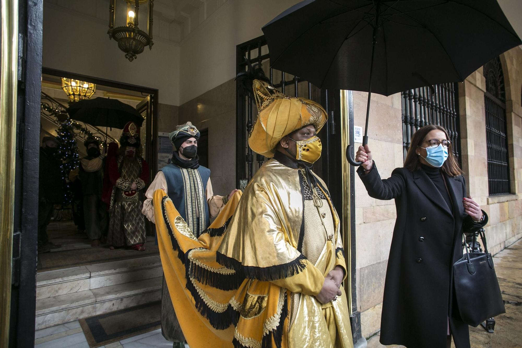 Los Reyes Magos visitan a los niños de Oviedo