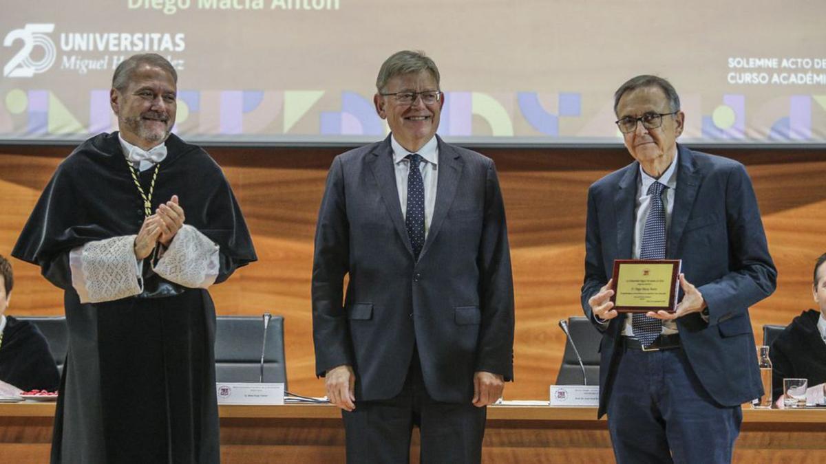 Un momento del acto, en el que se entregó una distinción a los profesores que se jubilan, entre ellos el exalcalde, Diego Maciá