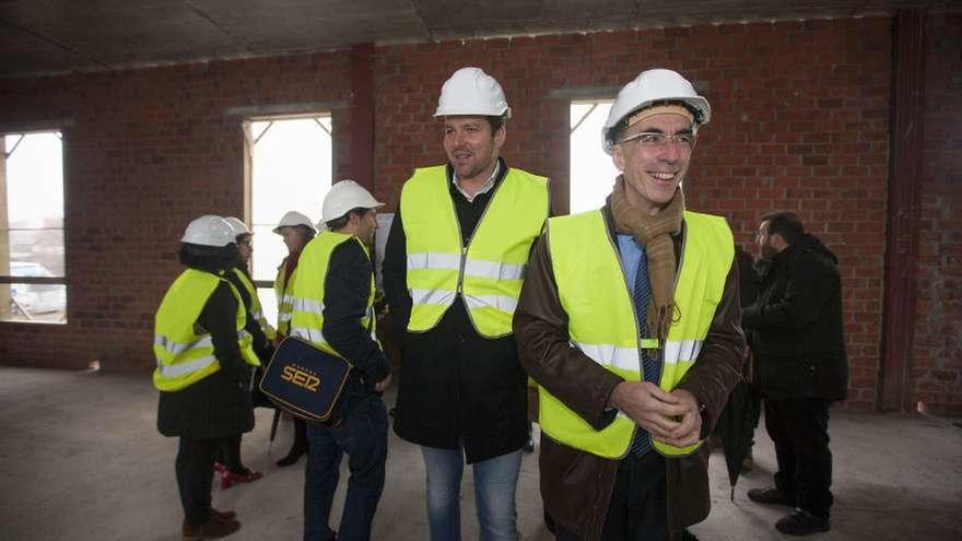 El alcalde y el conselleiro de Sanidade, en la reciente visita al nuevo centro de salud. // Bernabé / Cris M.V.