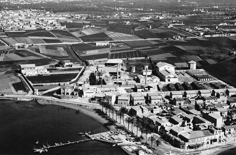 El complejo de la refinería de Manuel Salas, con el edificio de oficinas, viviendas y fábrica.  