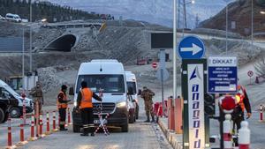 Nueve mineros desaparecidos tras el derrumbe de una mina de oro en Turquía.