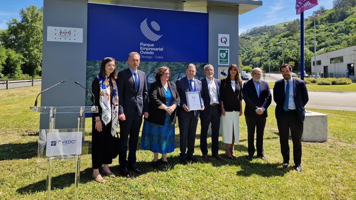 Foto de familia de participantes en el acto.