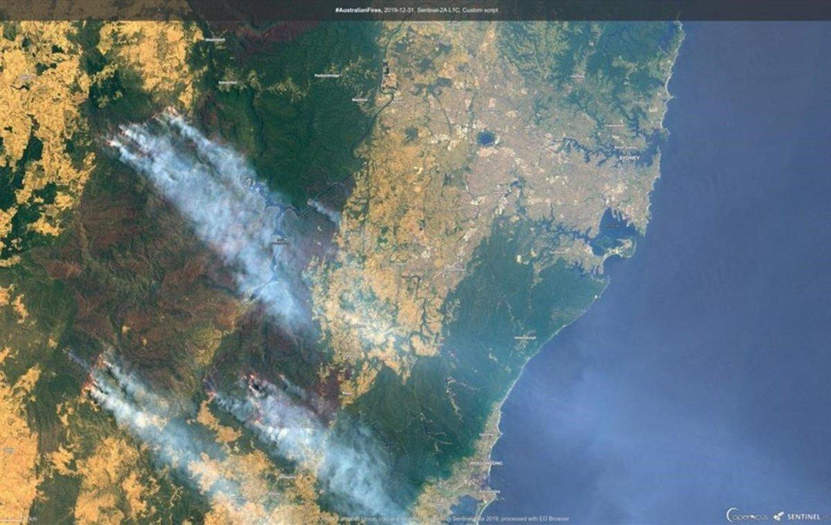 Imagen de satélite en la que se aprecian los fuegos que arden cerca de Sydney.