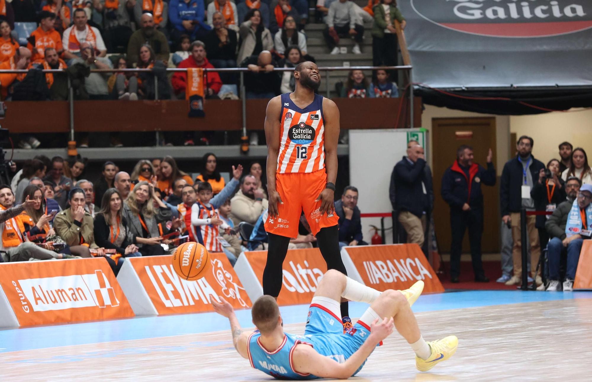 El Coliseum de A Coruña vivió su primer derbi de baloncesto